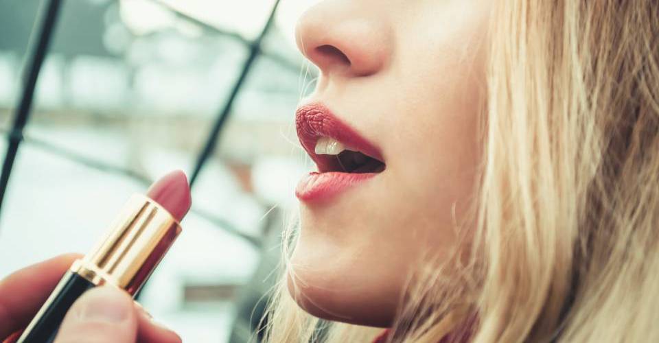 Wie man den richtigen Farbton für den Lippenstift findet