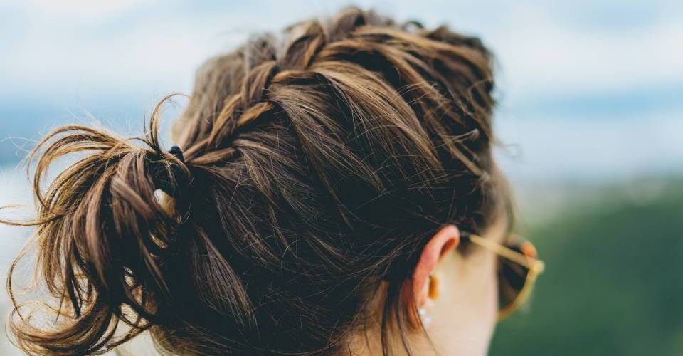 10+1 Tipps, wie widerspenstiges und elektrisches Haar zu bändigen